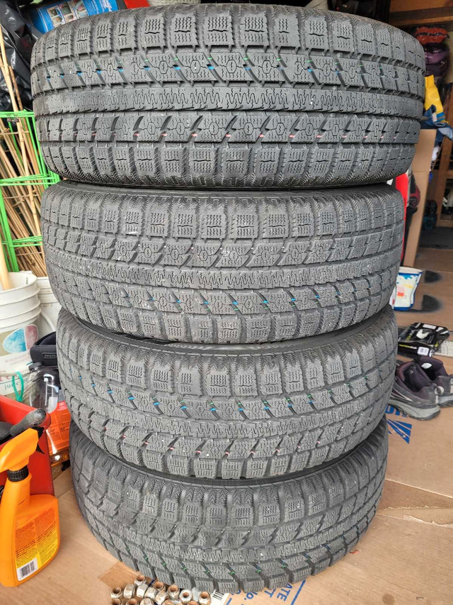 235 60 R17 Toyo winter tires OBSERVE GSi-5 in Tires & Rims in Mississauga / Peel Region - Image 2