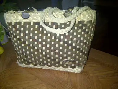 BEAU SAC À MAIN D'ITALIE 8"HAUx12"LAR BEIGE+BRUN À BANDOULIÈRE, View more