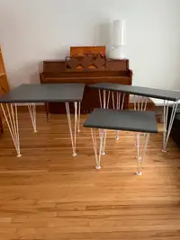 Tables pour bureau en stratifié gris foncé avec chaises