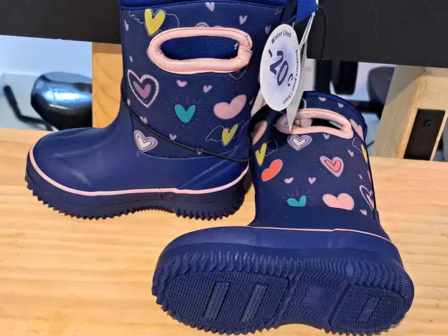 New Baby/Toddler Girls "Hearts" Winter Lined Boots; Size 6  in Kids & Youth in Calgary - Image 5