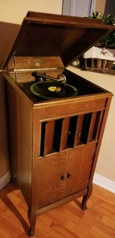 early 1910's antique Columbia phonograph in beautiful condition. tiger oak cabinet with extra needle...