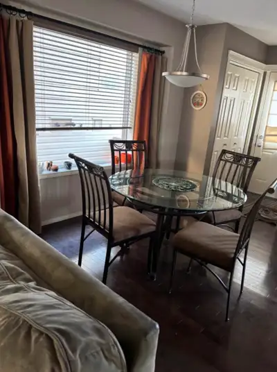 Room for rent in Panorama nw.available now.