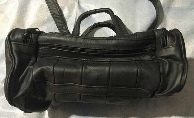 Mini sac en cuir noir in Other in Trois-Rivières - Image 2