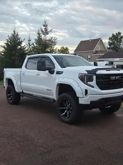 2022 GMC Sierra 5.3 Crew cab Tow mirrors Bug deflector Vent visors Black GMC badges Hard tonneau cov...