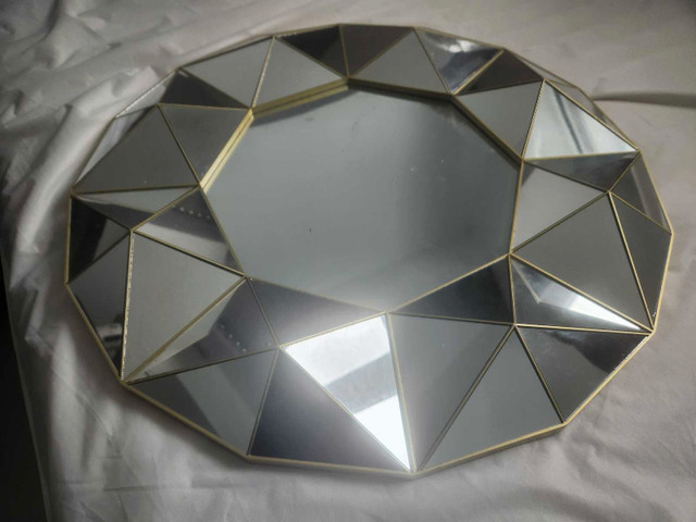 Beautiful large round mirror or tray with gold trim  in Home Décor & Accents in Oshawa / Durham Region - Image 4