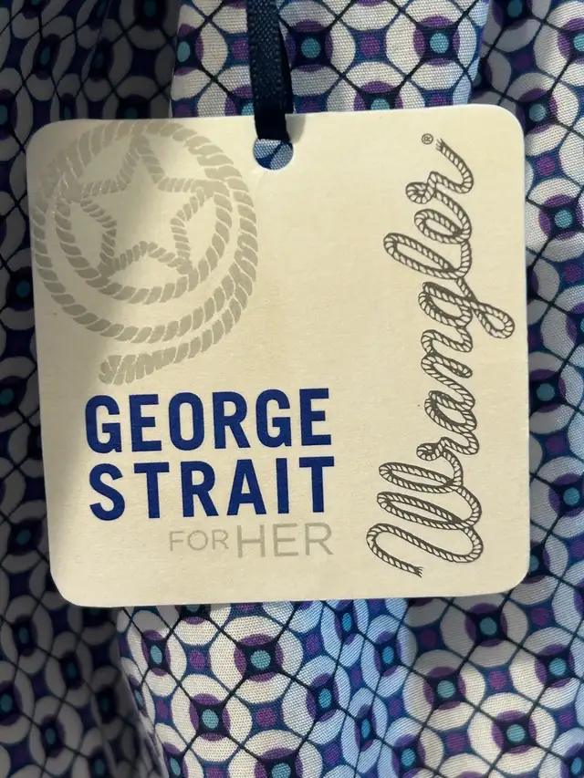 Wrangler George Strait Western Shirt in Women's - Tops & Outerwear in Calgary - Image 4