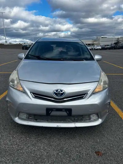 Je vends ma Toyota Prius v 2014, une voiture hybride spacieuse et fiable, parfaite pour les familles...