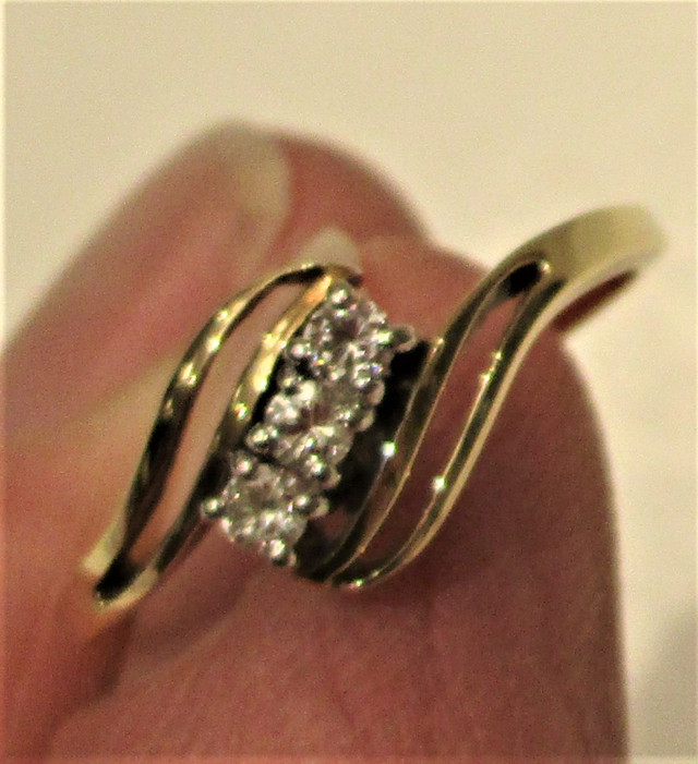 14KT YELLOW GOLD RING WITH 3 DIAMONDS, SIZE 9.5, BOXED in Jewellery & Watches in Hamilton - Image 2