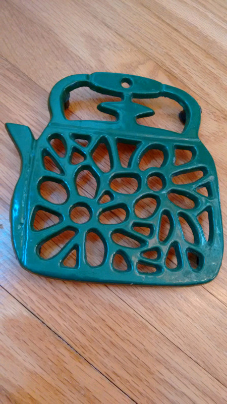 Vintage cast iron kettle themed  trivet  in Arts & Collectibles in St. Catharines