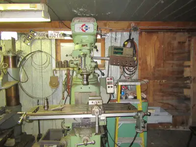 Milling machine Kondia Power 3 ph mill has 40 taper with collets and vise. In very good condition do...