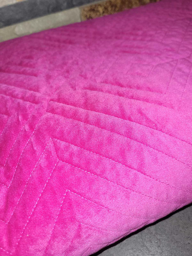Storehouse Luxury Velvet Quilt Comforter Blanket Bedspread in Bedding in Oshawa / Durham Region - Image 2