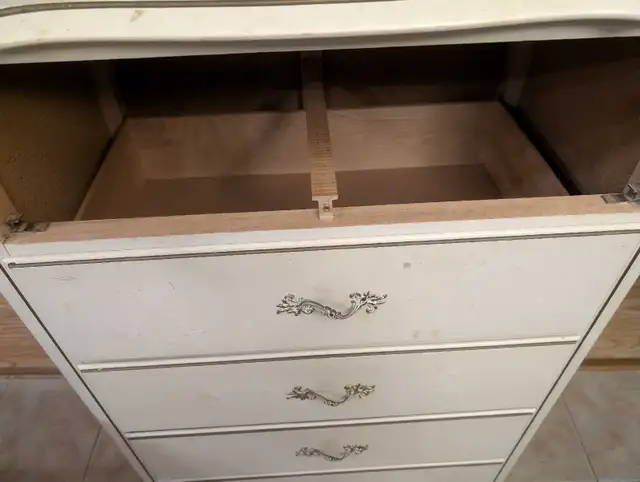 3 Piece Bedroom Set in Dressers & Wardrobes in Bedford - Image 5