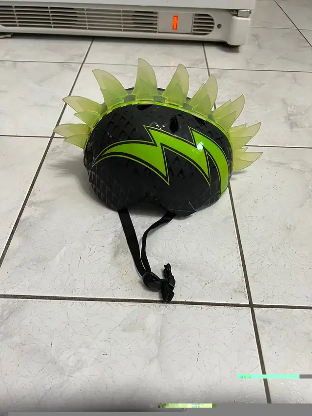 Helmet with light  in Kids in Windsor Region - Image 4
