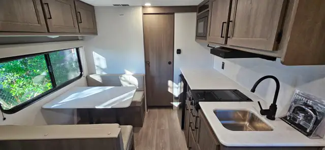 4-Season Grand Design Transcend ONE 151B in Travel Trailers & Campers in Campbell River - Image 6