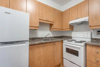 Studio Available in the heart of Downtown Montreal Rent Includes: - Hot Water, Air Conditioning - Fr...