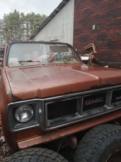 1973 GMC JIMMY 4X4. 350 auto.restore or parts .needs sheetmetal all around and floors .Can part out...