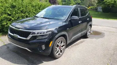 Admirez cet élégant Kia Seltos SX Turbo 2023 d'occasion, un VUS compact prêt pour toutes vos aventur...