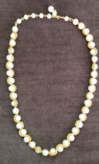 Vintage Ladies gold tone  braided faux pearl necklace