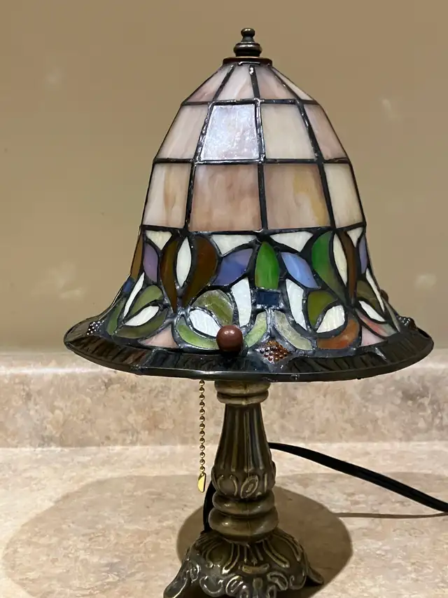 Small Tiffany Style Lamp in Indoor Lighting & Fans in Mississauga / Peel Region - Image 4
