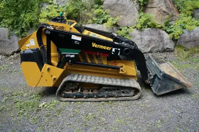 CTX 100 acheté neuf en novembre 2018 chez Vermeer Laval. Inclus: godet 42'', dents, fourches 48''. M...