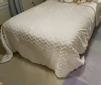 Hometrends Comforter Queen/Double, View more