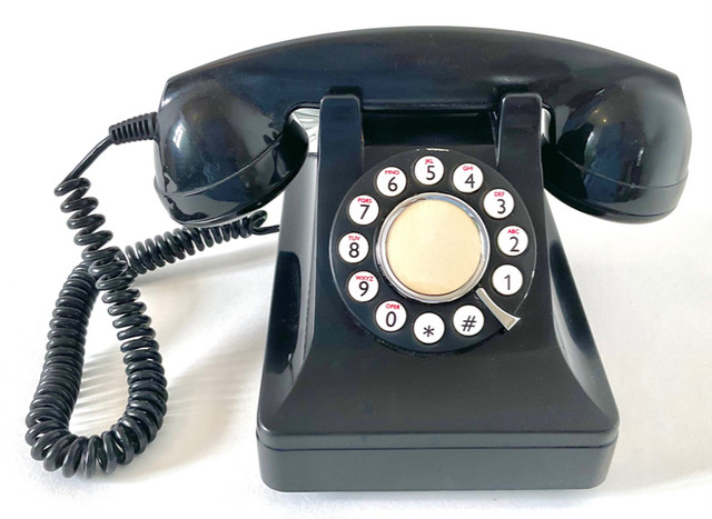 Vintage. Collection Téléphone à boutons Microtel Phone 999 dans Art et objets de collection  à Lévis - Image 2