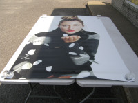 Affiche Pancarte Poster Commercial Femme Souffle Fond Blanc -30$