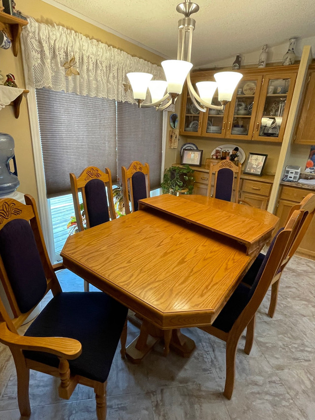 Hardwood dining room set   in Dining Tables & Sets in Petawawa - Image 3