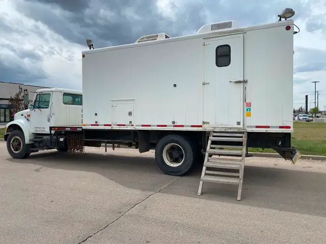 INTERNATIONAL 4900 Max force with mobile office in Cars & Trucks in Edmonton - Image 9