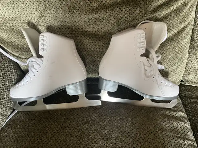 Figure Skates Size 5 in Skates & Blades in Oakville / Halton Region - Image 4
