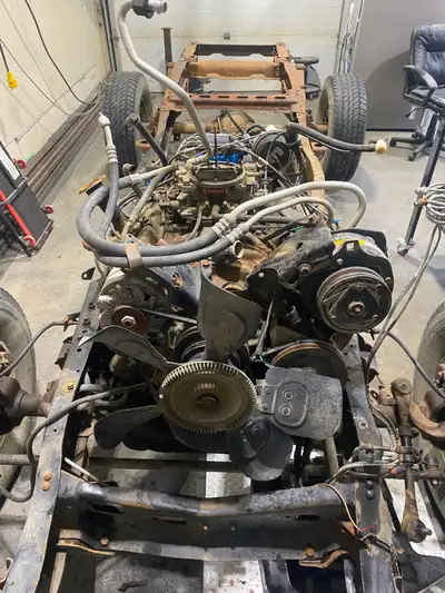 Coming out of a 85 K5 Blazer, everything on the engine included. Runs well, Edelbrock 1405, drove it...