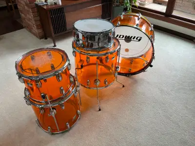 Here's a nice set of Ludwig drums in amber vistalite. The set includes a 26" bass drum, a 14" rack t...