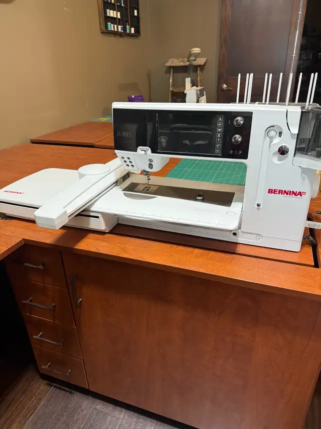Bernina 880 sewing /embroidery machine in Hobbies & Crafts in Lloydminster - Image 4