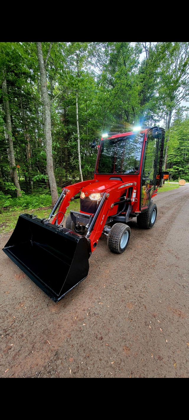 2019 MASSEY 1725 4X4 LOW HRS,WARRANTY Farming Equipment Moncton