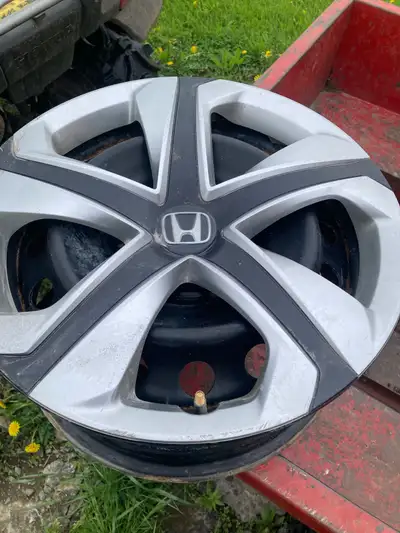Selling a set of 4 used 2016 Civic 16” rims and hub caps, perfect as a replacements or winter tires....