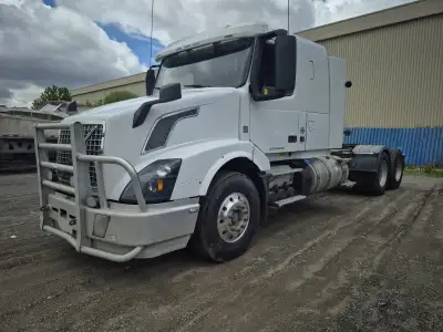 2016 Volvo VNX Full heavy spec Full lock 20K Front 46K Rear Wet line Brand new rims and tires upfron...