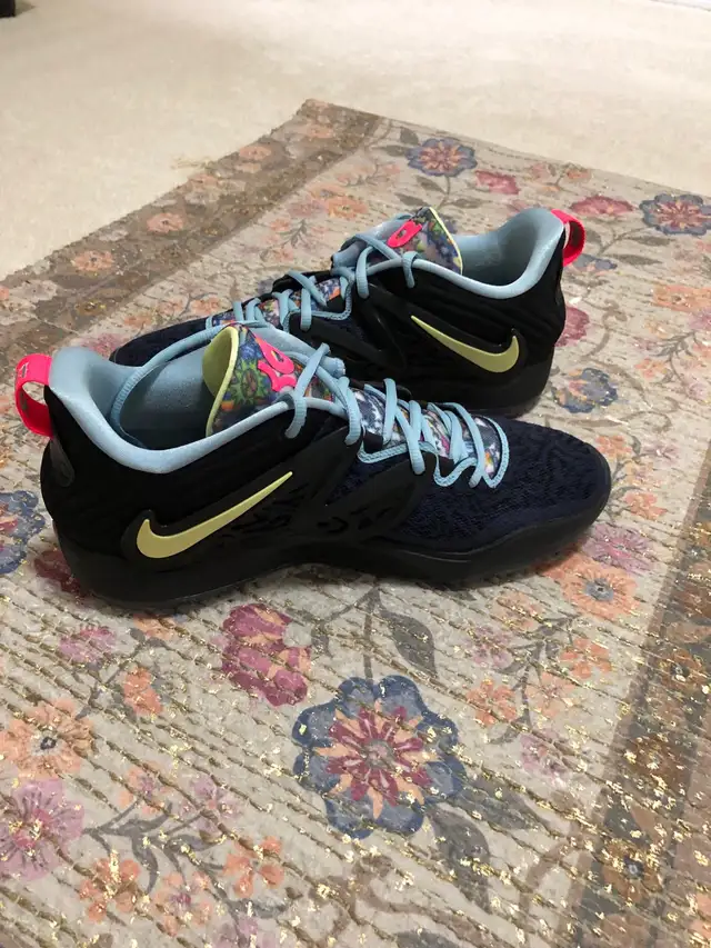 Nike KD 15 - Size 11 in Men's Shoes in Mississauga / Peel Region - Image 2