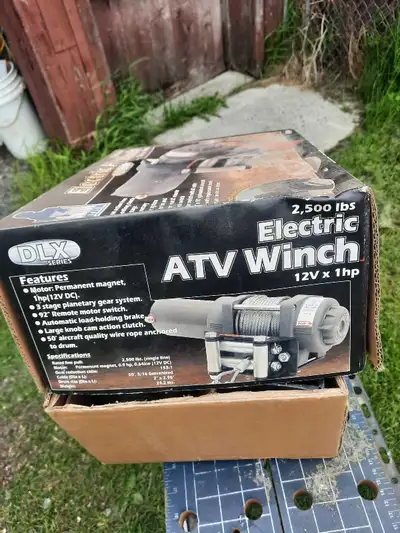 Treuil de vtt où autre 2500lbs inclus plaque à rouleaux et commande à distance jamais été utilisé ne...