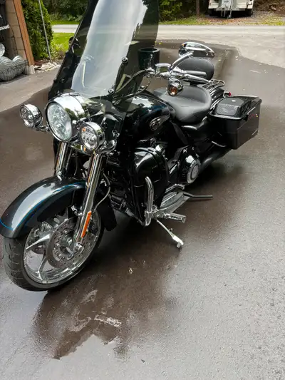 18000 kms, Diamond Dust / Obsidian Paint - Rare. Screaming Eagle 110th black engine anniversary edit...