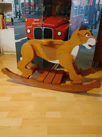 Jouet Lion berçant en bois massif pièce de collection