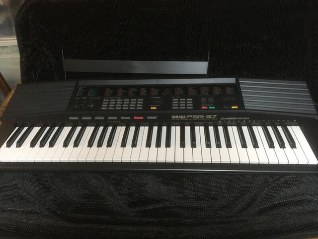 Yamaha Keyboard with Stand in Pianos & Keyboards in Edmonton