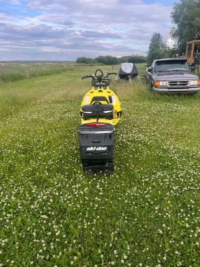 I'm selling a 2015 Ski-Doo Summit 800 with a 174-inch track * **Make:** Ski-Doo * **Model:** Summit...
