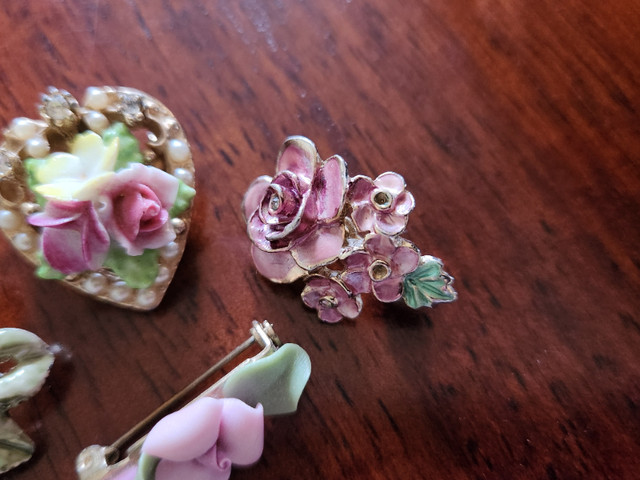 Vintage flower-themed brooches + earrings (incl. Coro) in Jewellery & Watches in Fredericton - Image 4