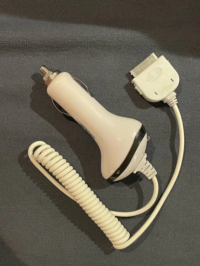 Apple charger in Cell Phone Accessories in St. Catharines - Image 2