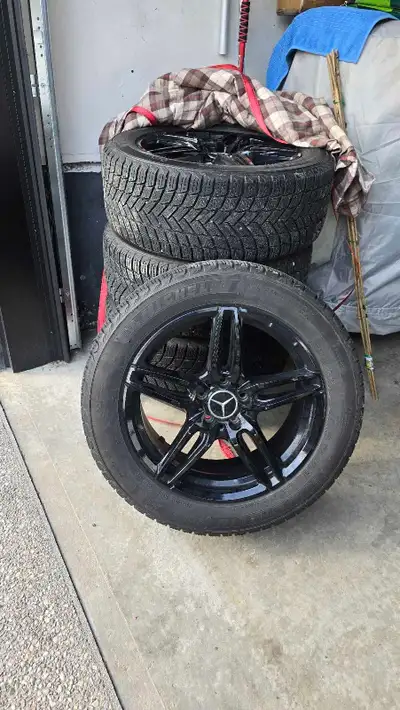 Excellent condition Michelin X-Ice Snow SUV winter tires. Models 2021- present GLA/GLB Rims are 18x8...