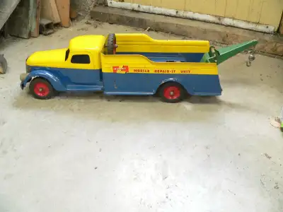 beau camion towing # 12908 Buddy L en très belle condition 28" long total 775$ peut shippé avec arti...