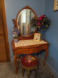 Dresser / Antique dressing table