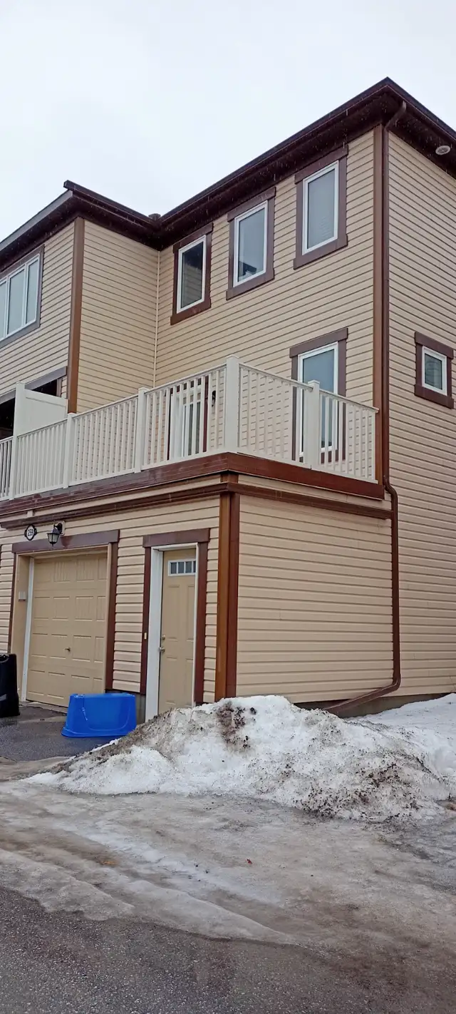 3-bedroom townhouse in Kanata/Stittsville available now