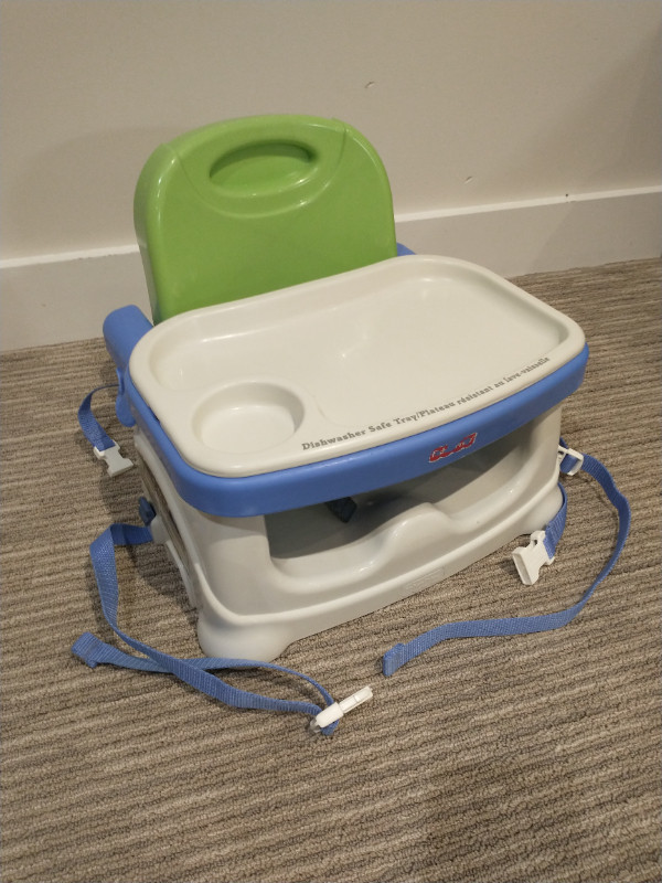 Fisher-Price Baby Portable Toddler Booster Seat in Feeding & High Chairs in Oakville / Halton Region