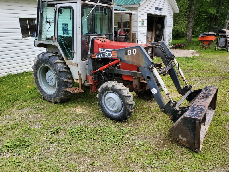 Massey Ferguson deisel4x4 tractor with cab and front end loader